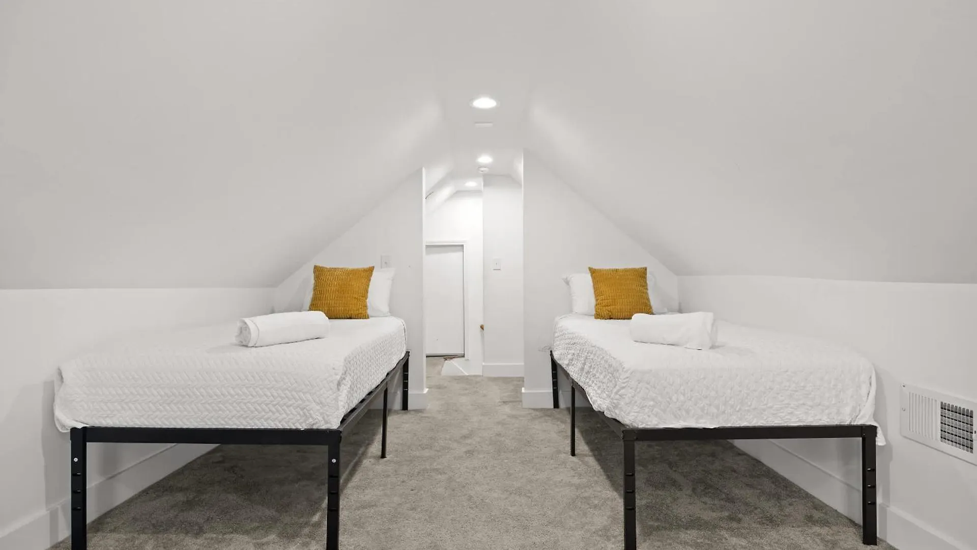 Hébergement de vacances Cozy 2-Floor Home 5Br 3Ba 2 Kitchens Backyard Louisville-Jefferson County États-Unis